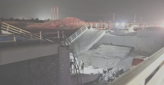 US intensifies southern Iran attacks, killing at least eight

